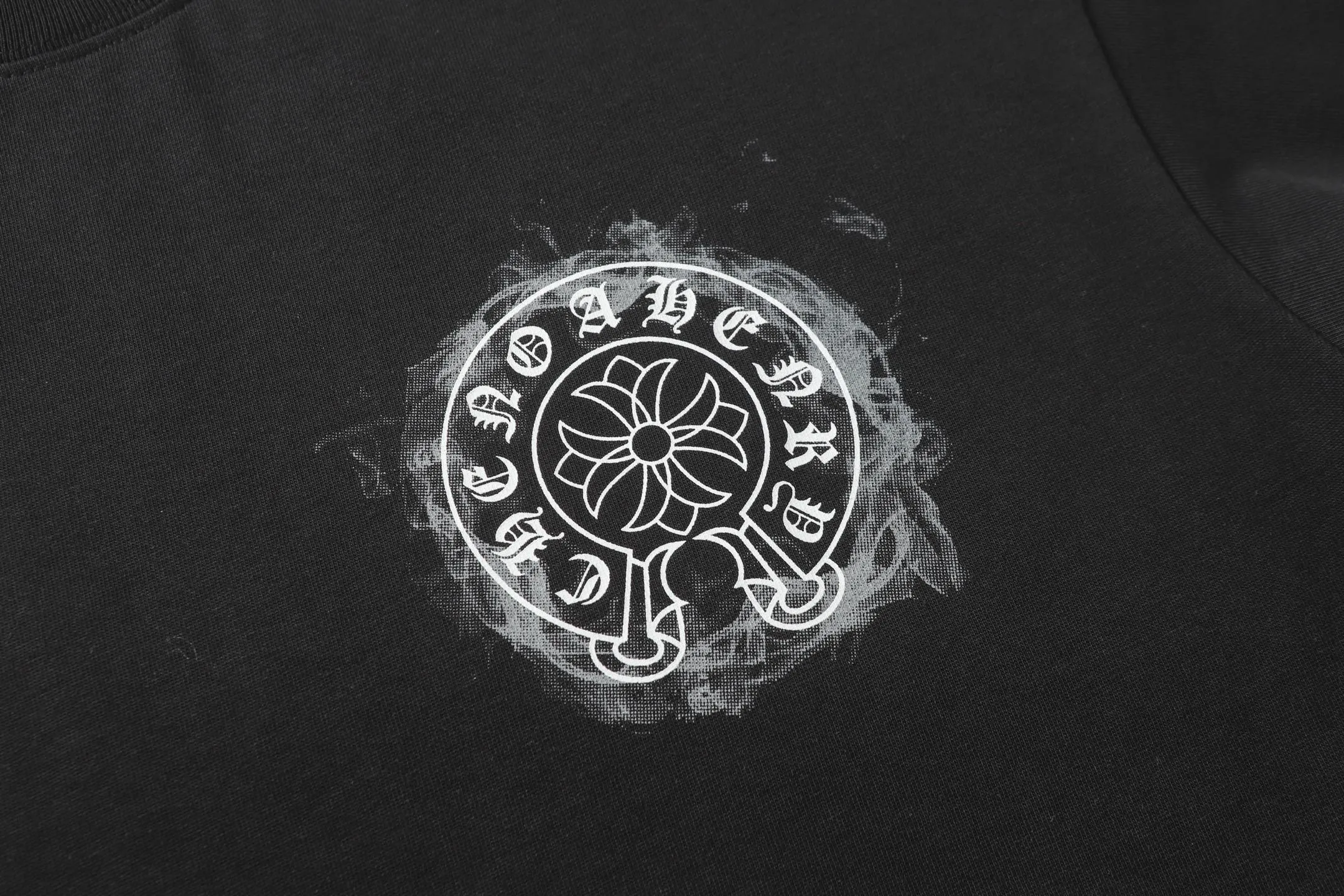 🅿️170 CH/Cro Heart 25ss front and back logo printed logo round neck short sleeves. Fabric: Made of 280g double yarn smooth fabric, high temperature pre-shrunk. The weight is up to 300g. It is equipped with 1x1 thread in the same cylinder. It is not easy to deform after repeated washing. Workmanship: positioning and cutting, oversize loose version, imported glue dot printing. Accessories: original supporting accessories. Color: black white Size: XS-L